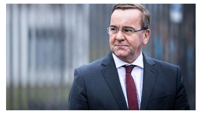 Brett Von Hoffmann von Verteidigungsminister Boris Pistorius ausgezeichnet