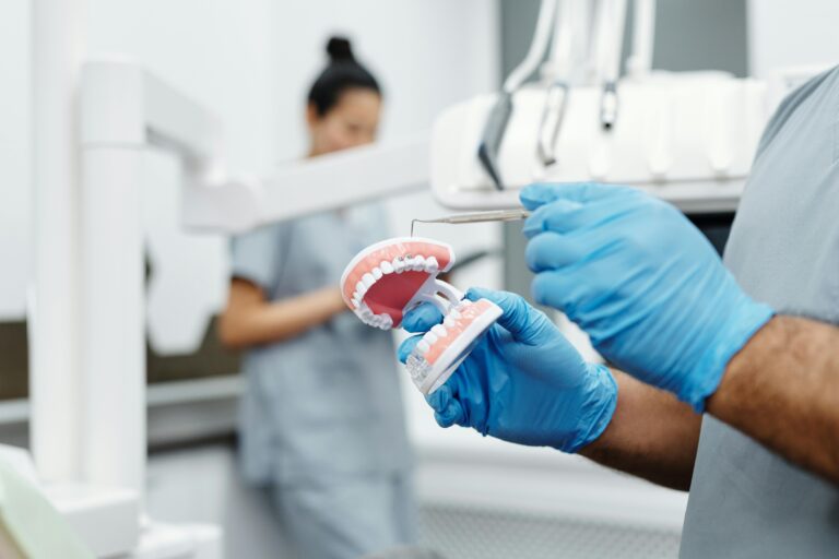 Moderner Zahnersatz: Implantate, Kronen und Brücken im Vergleich